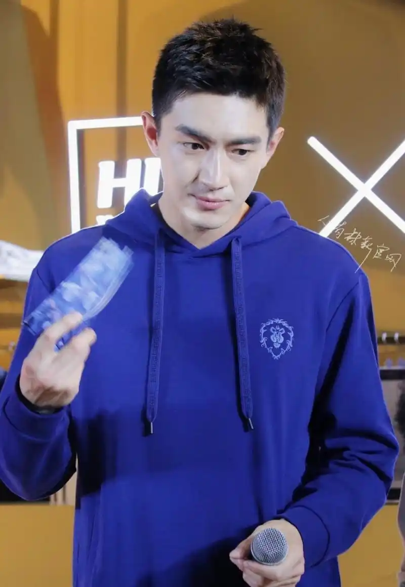 林更新最新造型,寸头亮相,有网友觉得皮肤好白,属实羡慕.