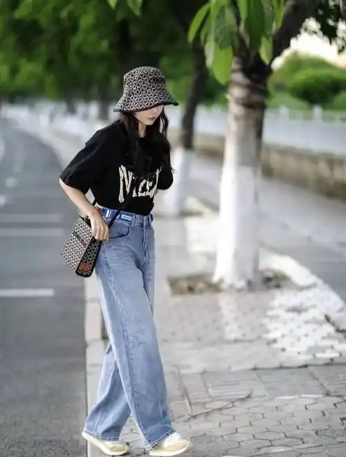 原创浅蓝色直筒牛仔裤配什么颜色上衣和鞋子好看