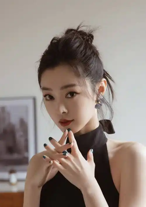 宋轶绝美黑色露背裙造型,这臀腰比例真绝!_身材_线条_娱乐