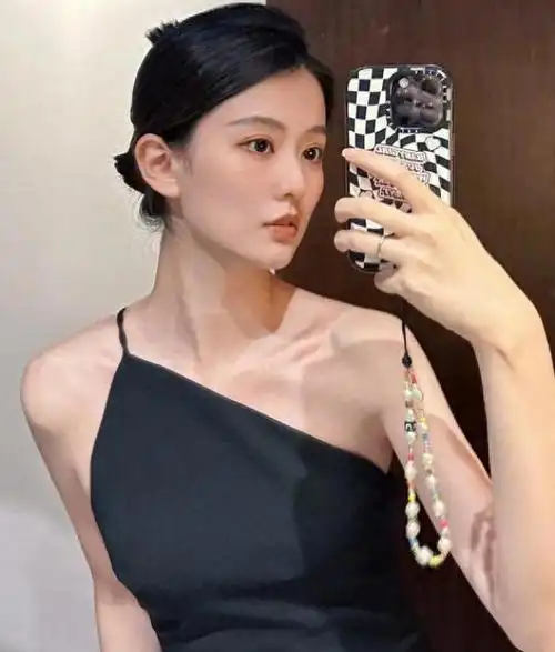 乔欣穿斜肩黑裙对镜自拍盘发露美背吸睛