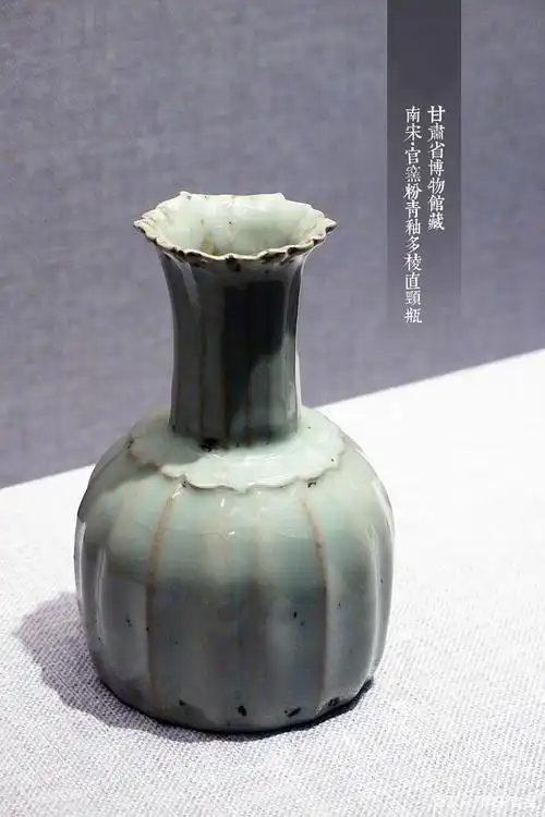 杭州西泠印社拍卖行的 "南宋官窑" 瓷器基本都是龙泉青瓷