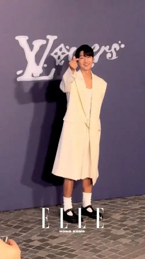 宋仲基 白袜半身裙##朱一龙宋仲基李龙馥同框