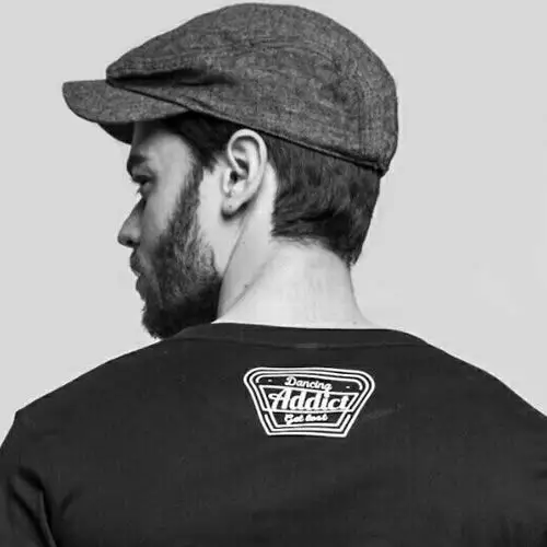 鸭舌帽男人背影