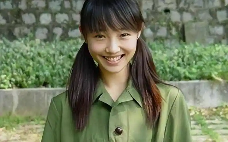 直到2017年,白百何和小鲜肉在国外被拍到接吻搂抱,还有著名的"一阳指"