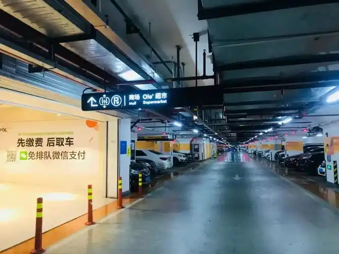 万象城是可以免费停车的每次在万象城都能逛上一天全场打折优惠还不够