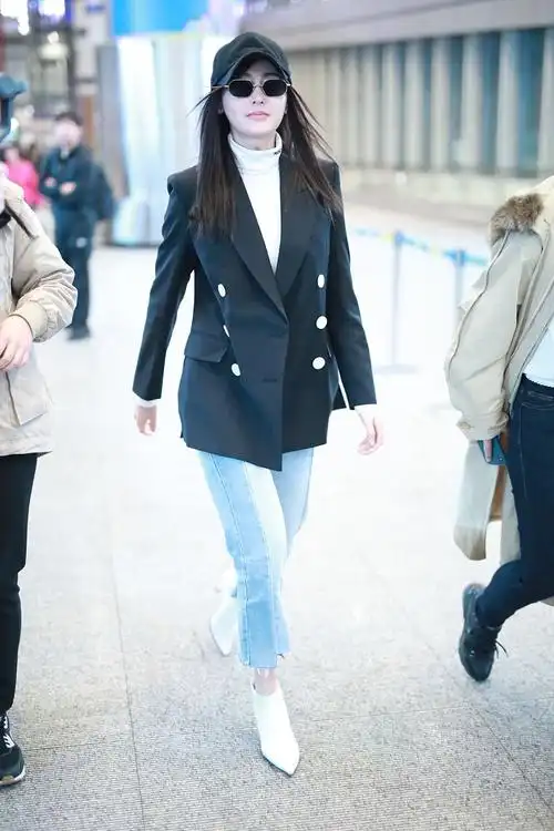 张天爱清爽穿搭现身机场,遇粉丝摔倒连忙搀扶止血