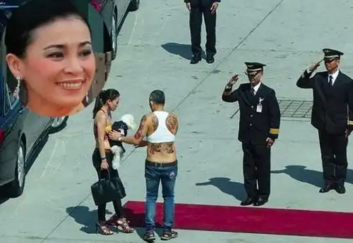 苏提达活得真累,为了取悦泰王煞费苦心,穿小背心还要拎包抱狗