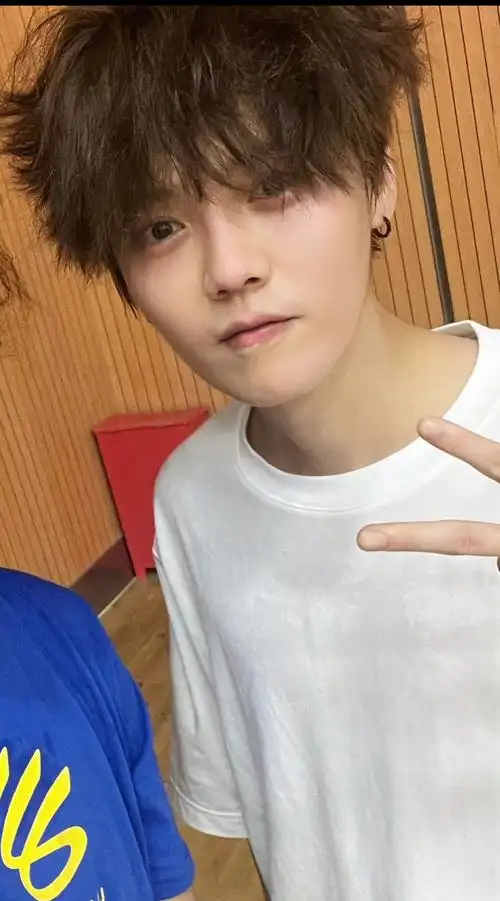 秀外 鹿晗最新素颜照片 跟邓超去打球了