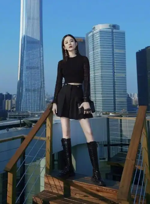 古力娜扎穿百褶裙大秀美腿,脚踩马丁靴霸气侧漏,身材简直无敌