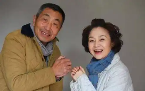 演员杜源为何出道40年0绯闻看看他的妻子是谁就知道了