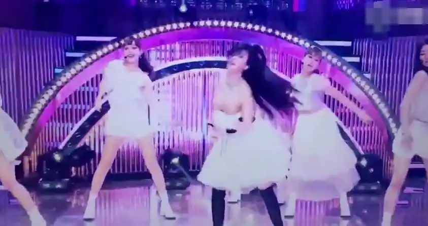 原创具荷拉闹出舞台事故跳舞裙子突然掉落走光后用手遮挡坚持跳完