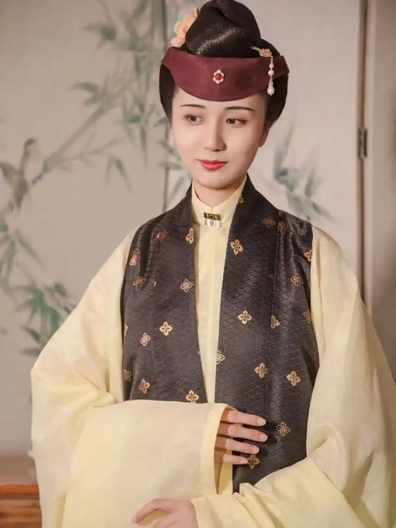 明代  官家夫人造型 明末清初 汉服发型 髻立于顶,簪子饰在发髻一侧