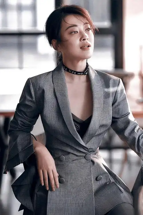 45岁梅婷放飞自我,穿黑色连衣裙配条红色丝巾,像极了广场舞大妈_时尚