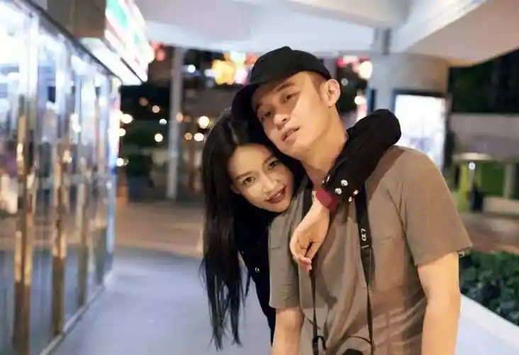 90后小花20岁出道,"影帝"老公对她一见钟情,低调早婚已有一女