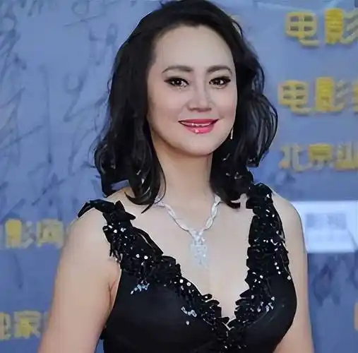 大宋佳:丈夫患病带女儿离开,转身赴美国嫁地产大亨,现状如何?_感情_张