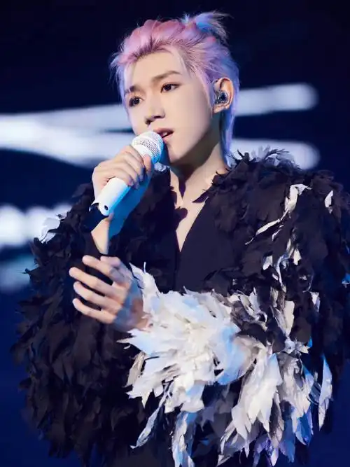 王源粉发小辫##王源夜色随拍