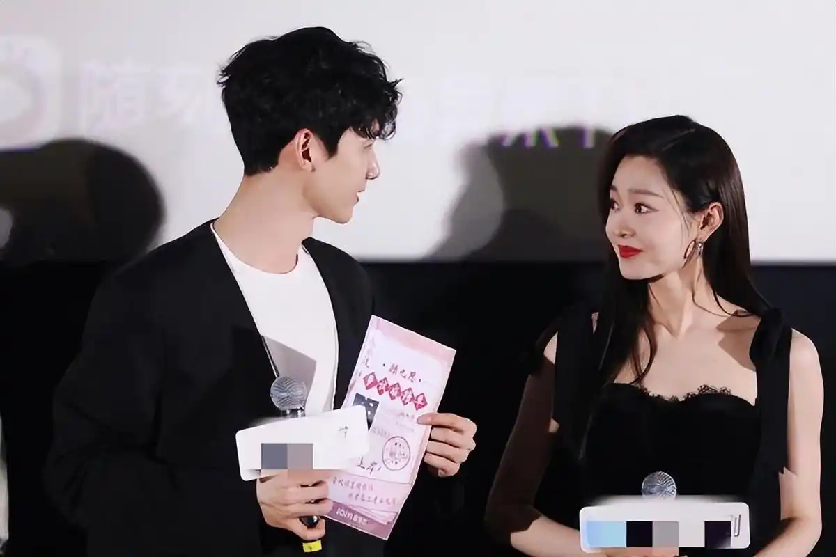 白敬亭和女友一起出席活动,宋轶幸福感满分,狗粮撒了一地