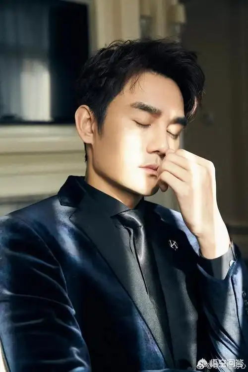 有哪些中国大陆男明星是你看一眼就觉得很帅的?如何评价?_尚可名片