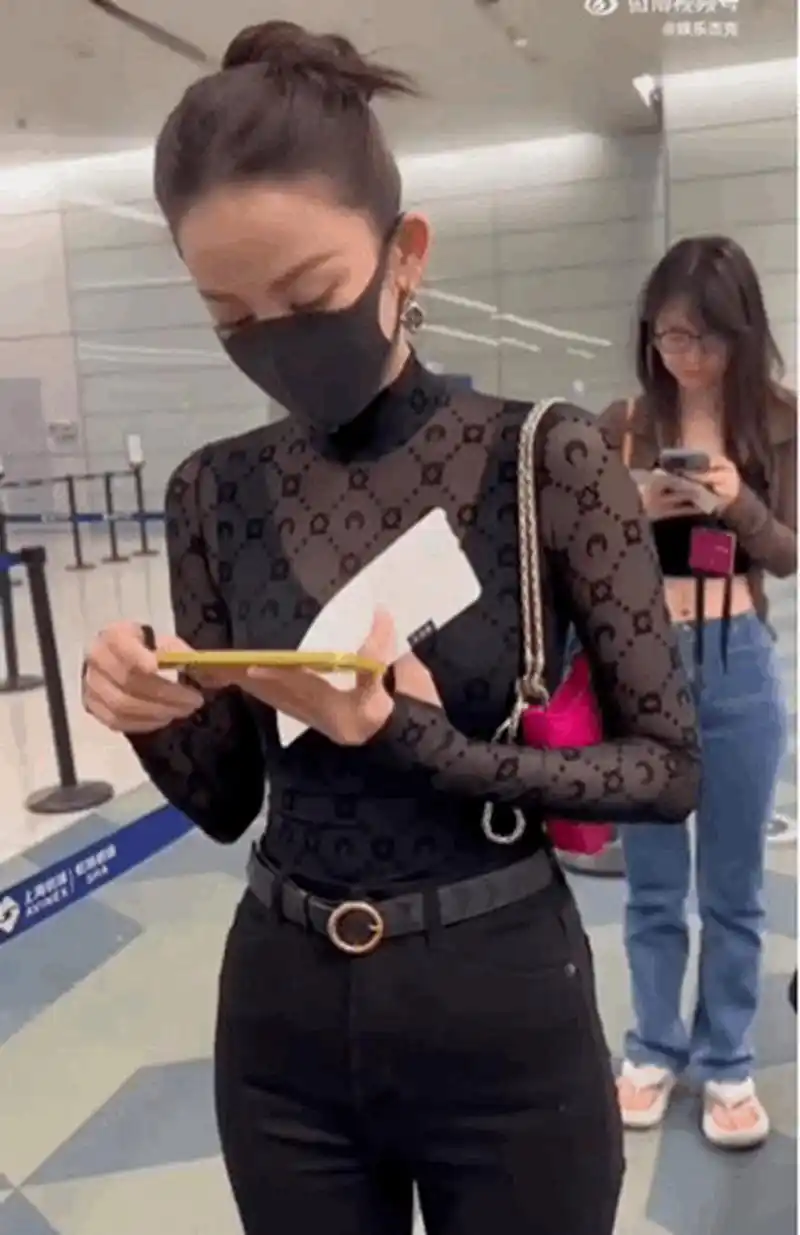 古力娜扎机场路透 ,7/10娜扎出席完电竞活动,黑色透视装造型到达机又