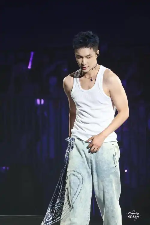 张艺兴蓝色碎盖短发#我靠,这什么发型好野!