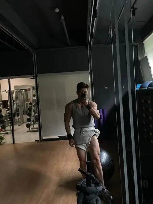 黝黑色肌肤健身教练酷酷的巨蟹座大男孩一身腱子肉帅气逼人