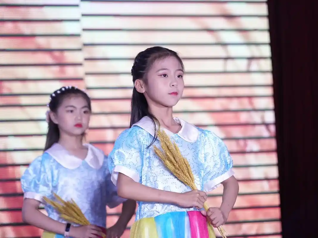 鹤壁金话筒少儿口才.众人瞩目之下,自信登台表演9199 这个 - 抖音