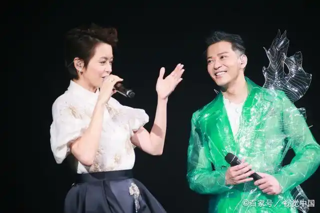 跟梁咏琪手牵手合唱,与孙楠飙歌 陈晓东邀两千金登台当众泪崩