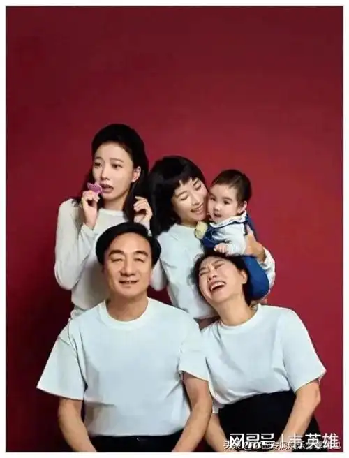 王珞丹难得公开全家福一家七口超有爱元宵节全家出镜