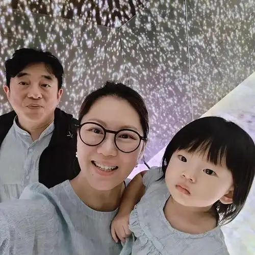 知名港星吕方老来得女!富婆妻子晒全家合照,两岁女儿太像爸爸