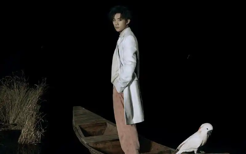 易烊千玺尼龙杂志写真