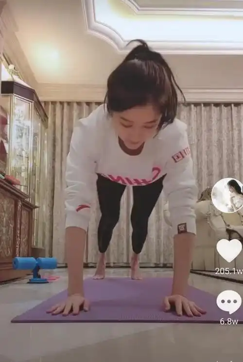 原创关晓彤穿低领短裙直播与精修图差别大变胖后跟她妈一模一样