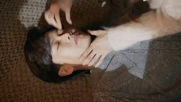 《暮色心约》今晚开播,祁连山@任嘉伦allen连续熬夜写剧本竟然晕倒在