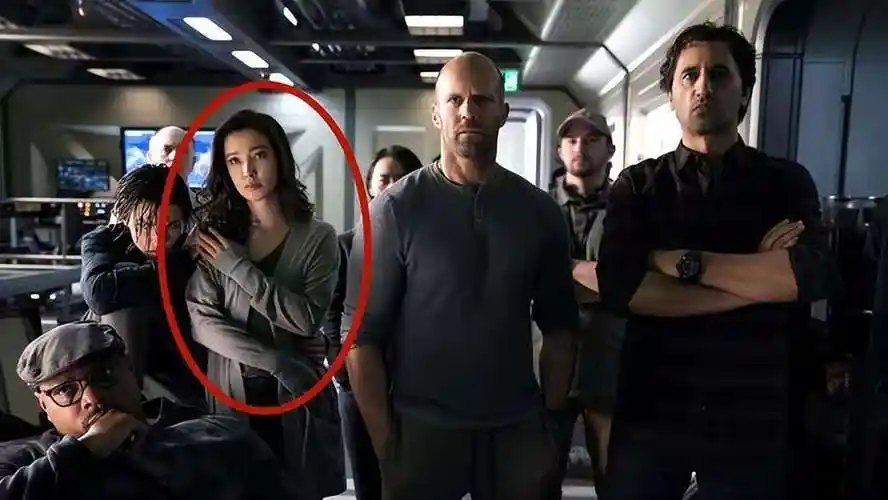 《巨齿鲨2》李冰冰有多惨?出场就挂墙上,连句台词都没有!