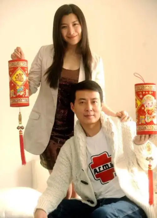 有一次,于洋约王雅洁去胡桃林见面,他假装神情凝重捂着胸口,走在王雅