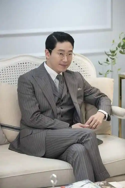 金素妍和严基俊在《顶楼2》中两人正在为即将举行的婚礼试穿婚纱