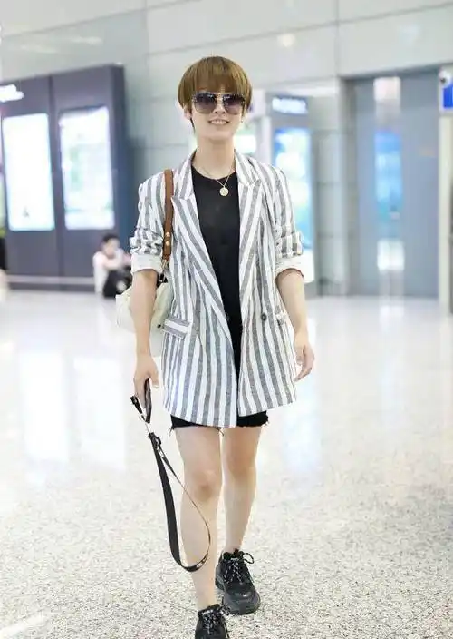 原创战狼老婆谢楠穿搭也随了吴京衬衫配短裤真够帅的挺有个性