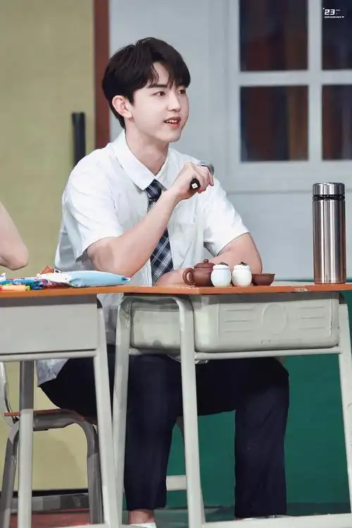 郭俊辰可以把校服焊身上吗