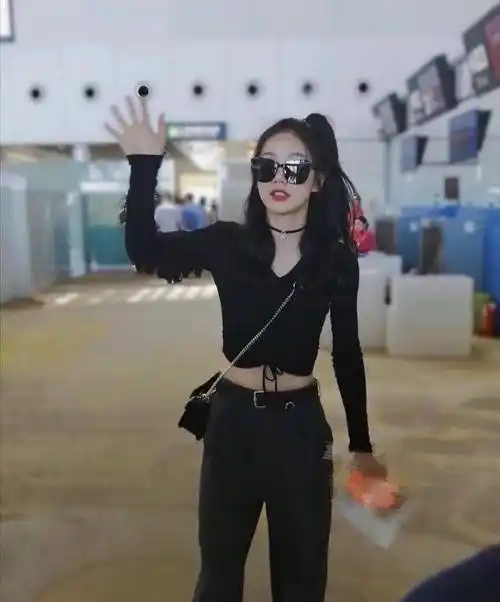 徐梦洁身材一去不复返,穿粉色短袖少女感十足,腹肌腰秒变水桶腰_衣服