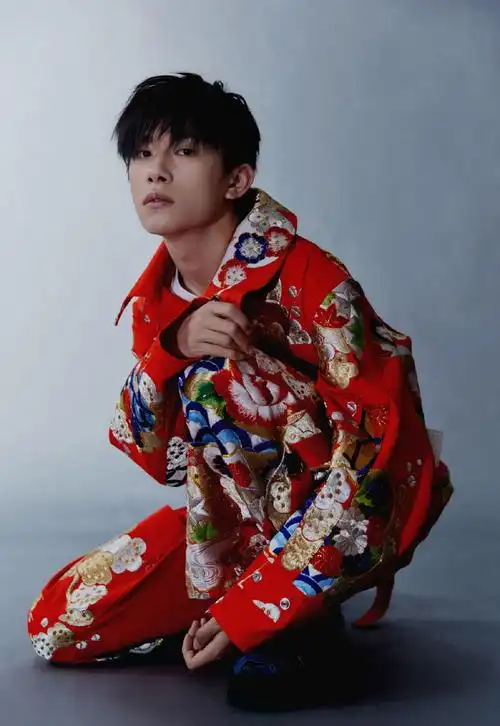 易烊千玺穿这样造型的衣服,你感觉哪种最适合他的风格