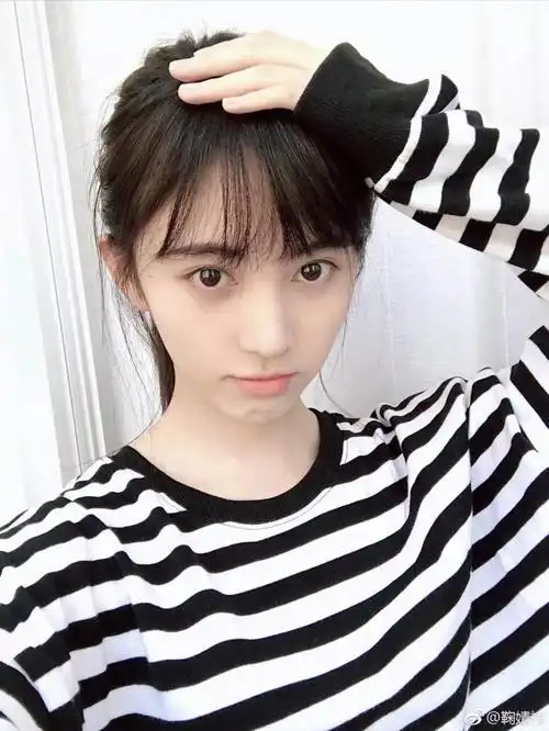 鞠婧祎自曝上学时没人追,高中照片曝光后,网友:我们都错怪你了