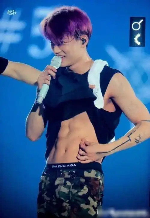 exo-kai金钟仁:可以在腹肌上捏出一个大象,想拥有