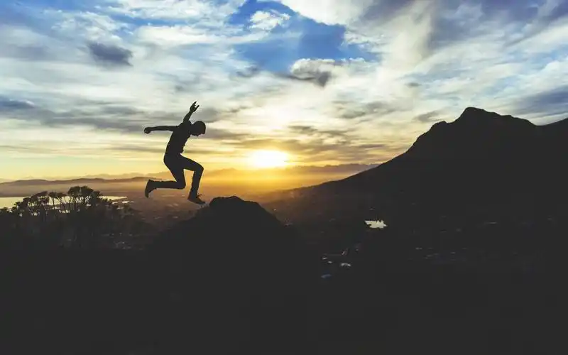 阳光向上有朝气的图片