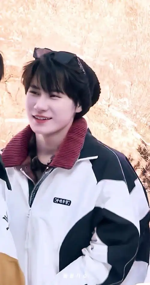 张真源超话  跪地滑出去那一下真的帅飞我了  @时代少年团-张真源