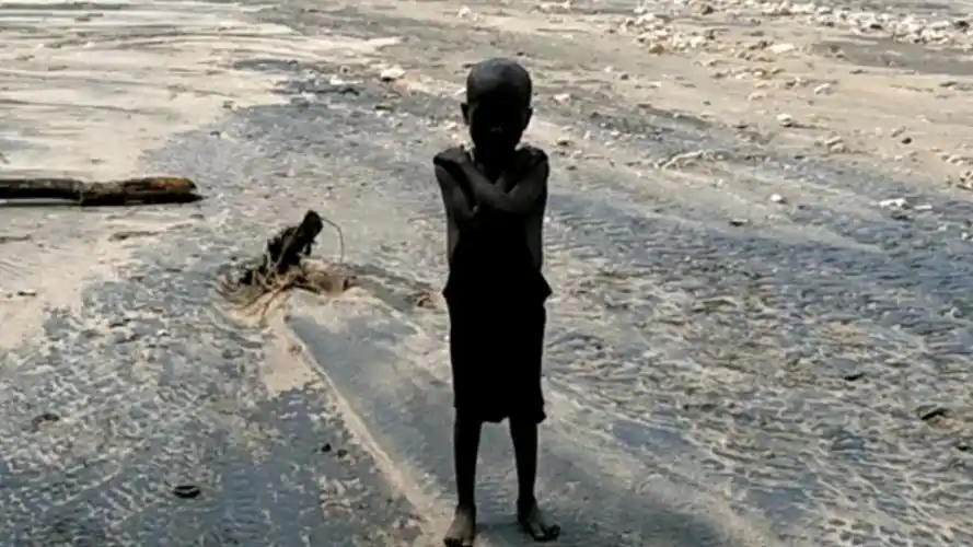 这个小黑孩没见过外国人