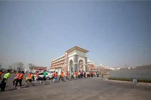 九点半整齐列队大家签到好后到达通州湾高级中学上午九点我们的任务