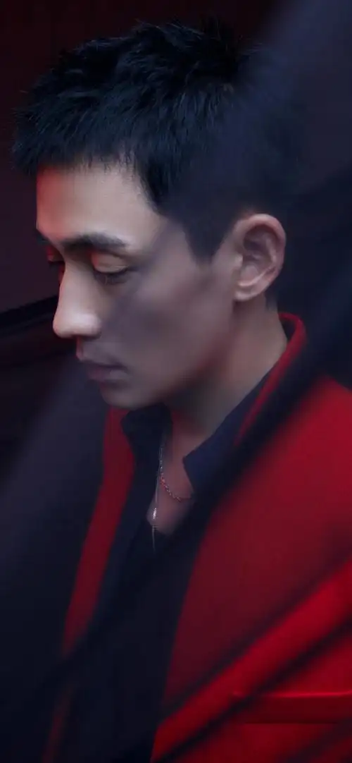 朱一龙时尚休闲霸气男明星壁纸