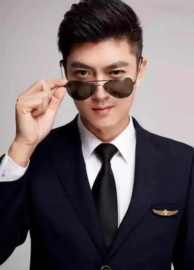 南航空少制服诱惑高颜值挺拔身材网友说他可以当明星了!