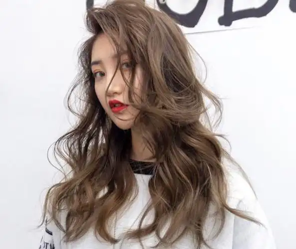 40岁女人染发,这四个颜色不要轻易试,显老还俗气,尤其是第四个