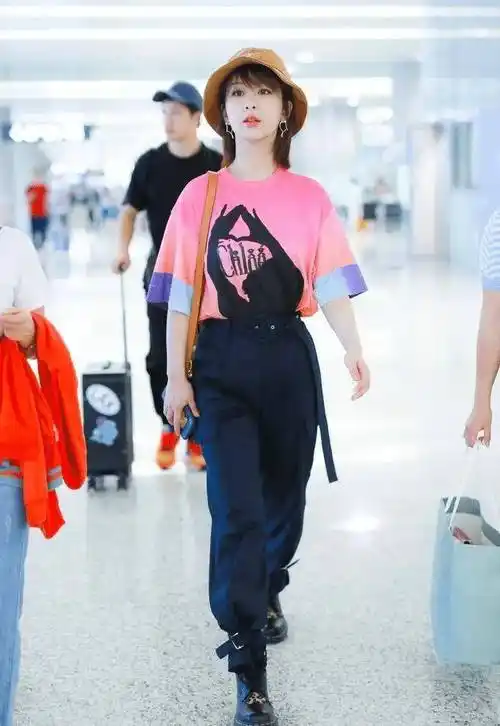 色彩比较鲜亮甜美,十分适合杨紫的年龄和气质,甜腻腻的粉色在夏季穿搭