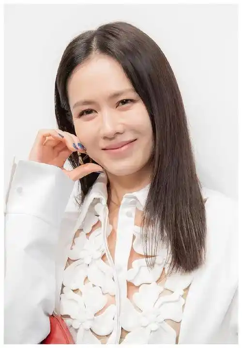 韩国女星孙艺珍职场妈妈归来惊艳颜值完美身材